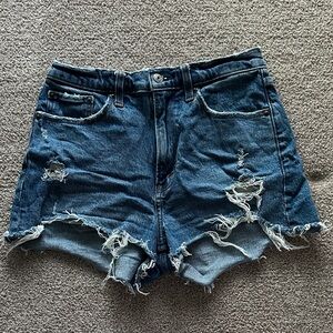 abercrombie & fitch - distressed high rise mom short curve love (blue denim)